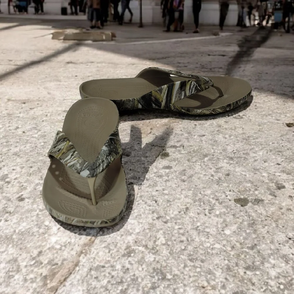 Crocs Camo Women's Size 11 Sandals in Camo and Patterned Design